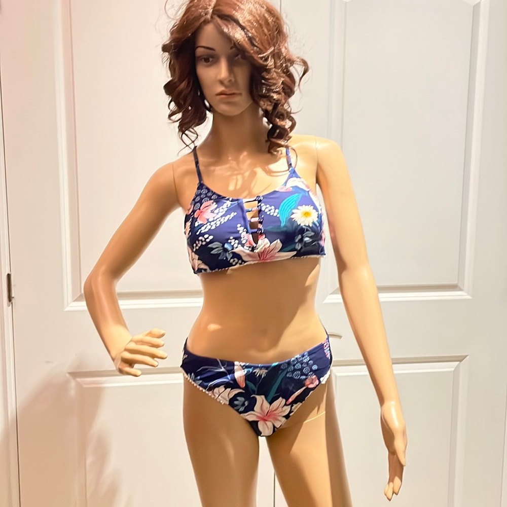 Cupshe bikini. NWT. Size medium.